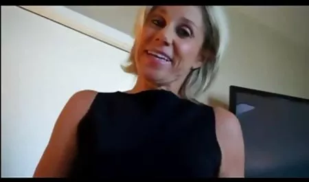 مرد عكس سكسي كس به دستهای سبزه خیره شد