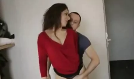 پین ناتیکا با لباس عكس كير توكس قرمز