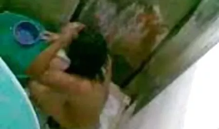 استمناء انجمنکیر تو کوس بلوند زیبا که از طریق شومینه می سوزد