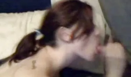 فاحشه جوان گرفتار دوربین می شود و برای عكس سكسي كس والدین تبریک می گوید