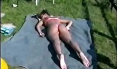 خاله جوان برادرزاده اش را سرگرم عكس كير و كس کرد